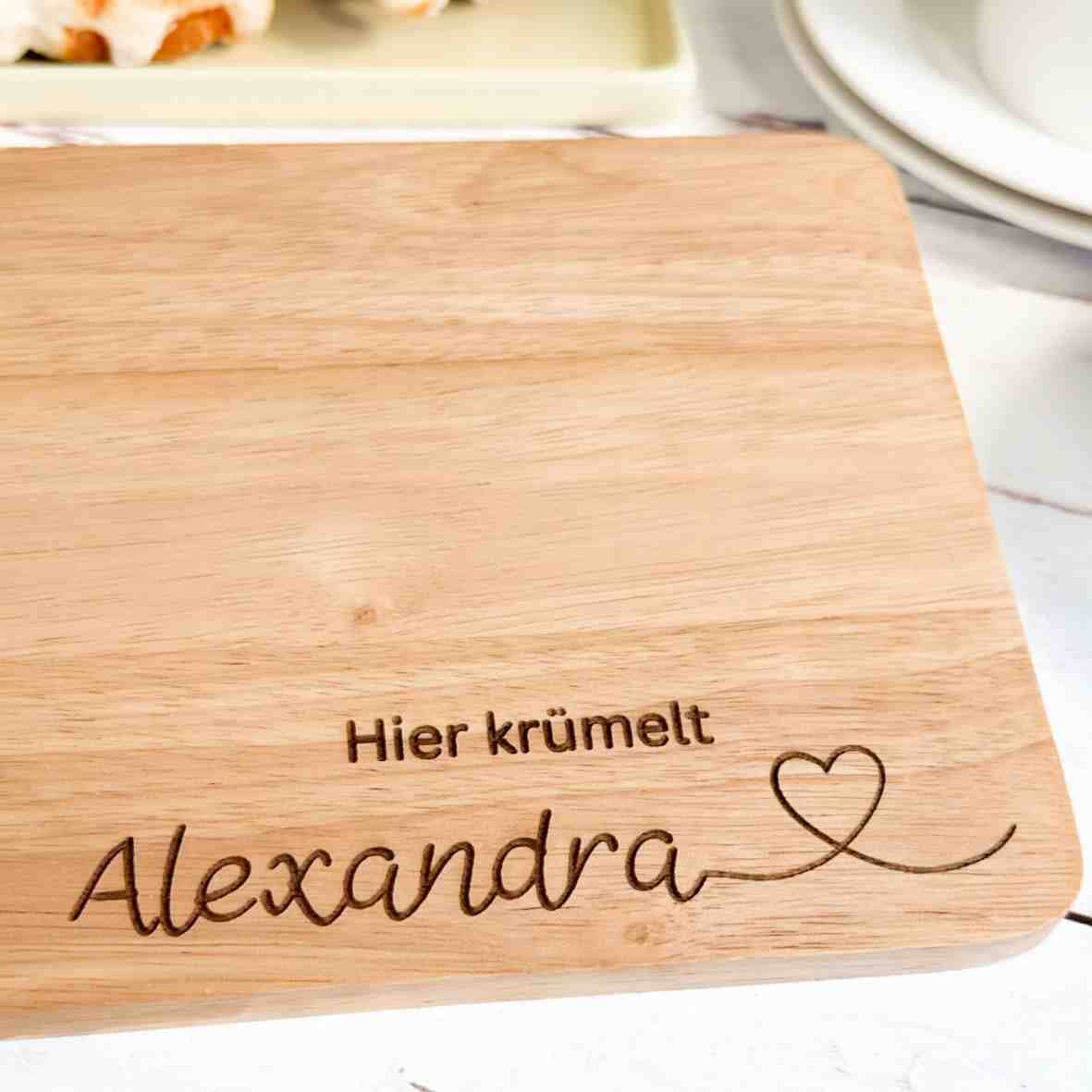 personalisiertes Frühstücksbrettchen hier krümelt, mit Namen und Herz Villa-Schwein 