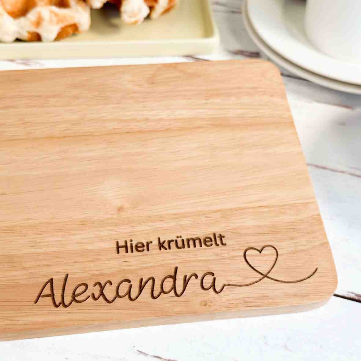 personalisiertes Frühstücksbrettchen hier krümelt, mit Namen und Herz Villa-Schwein 