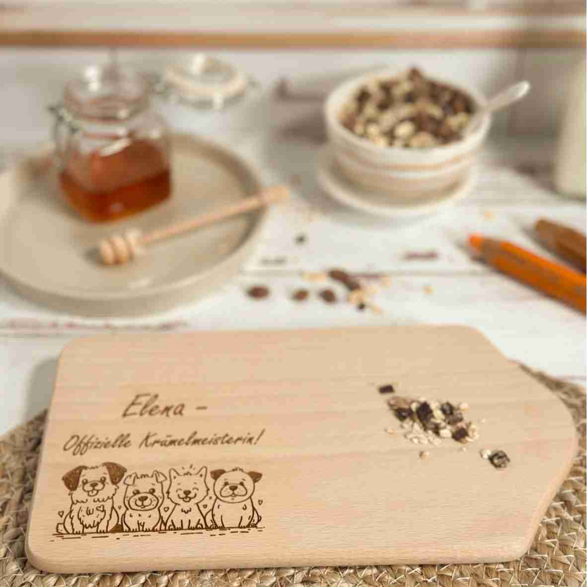 Personalisiertes Frühstücksbrettchen Hund aus Buchenholz mit Name