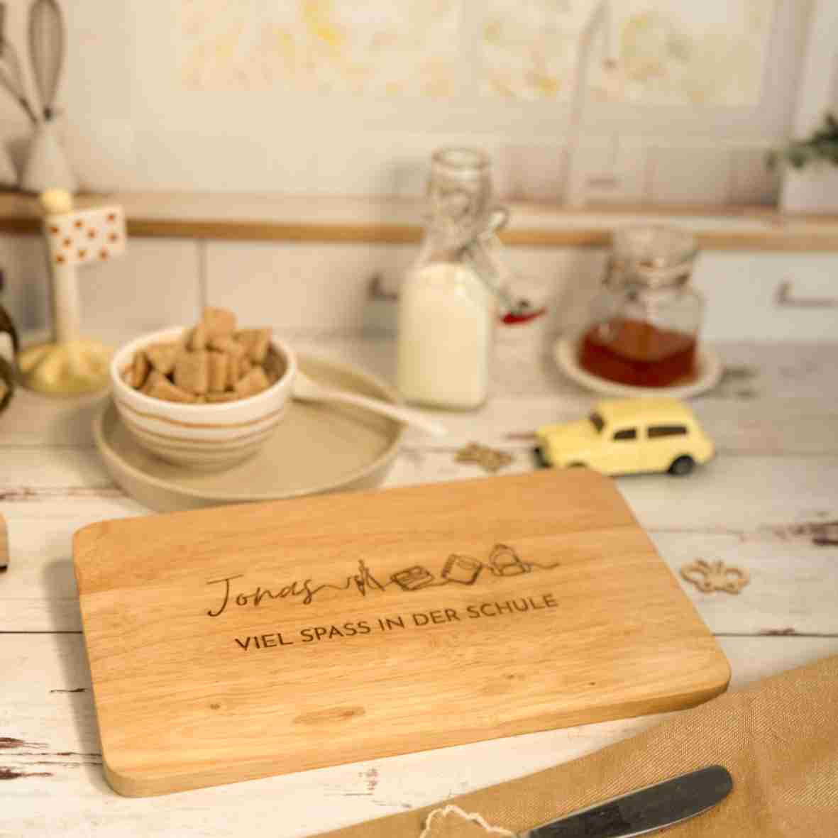 Holz-Frühstücksbrett zur Einschulung mit Name.