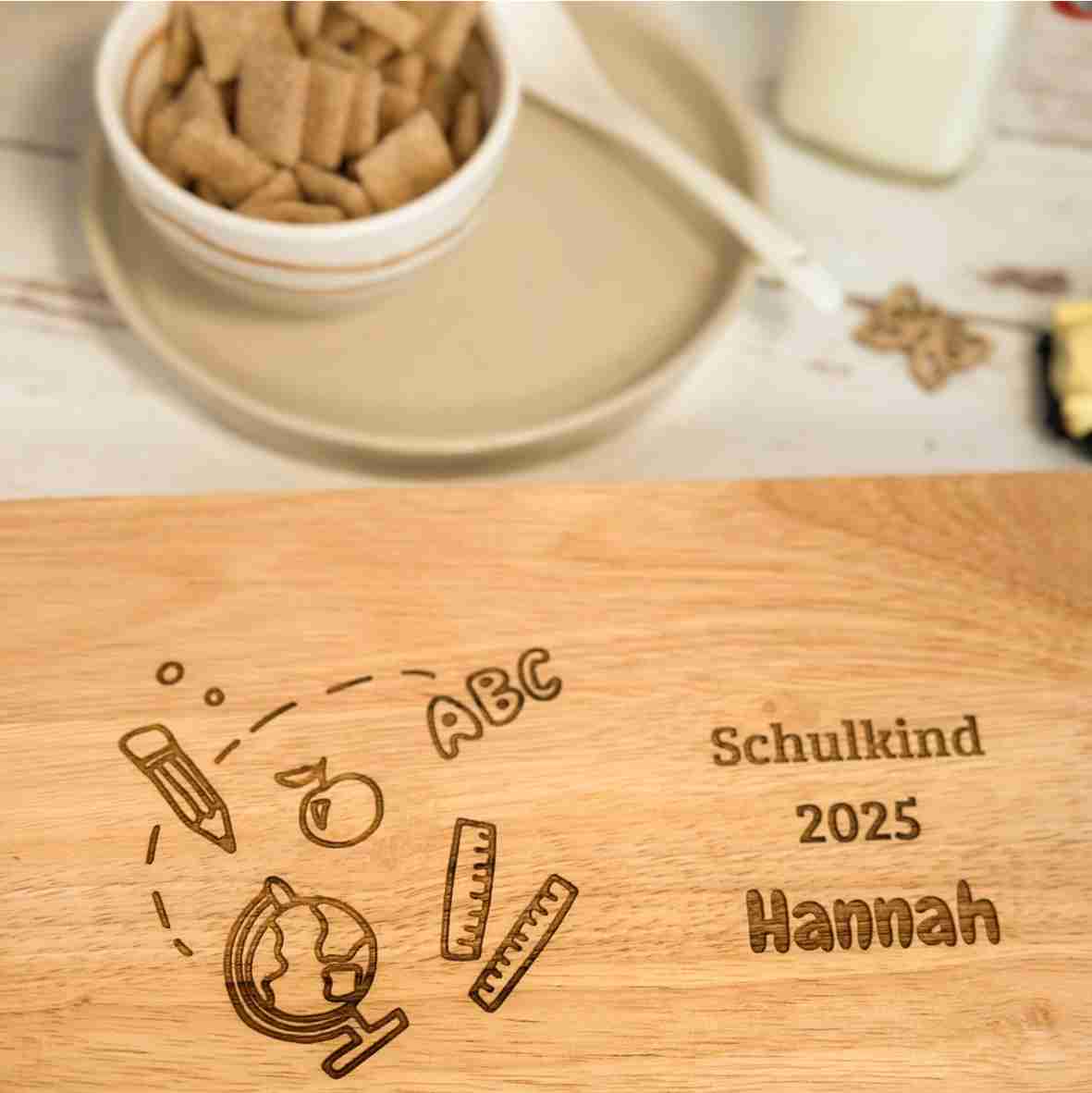 Frühstücksbrett Schulkind 2025 mit Name – Personalisiertes Holzbrett zur Einschulung