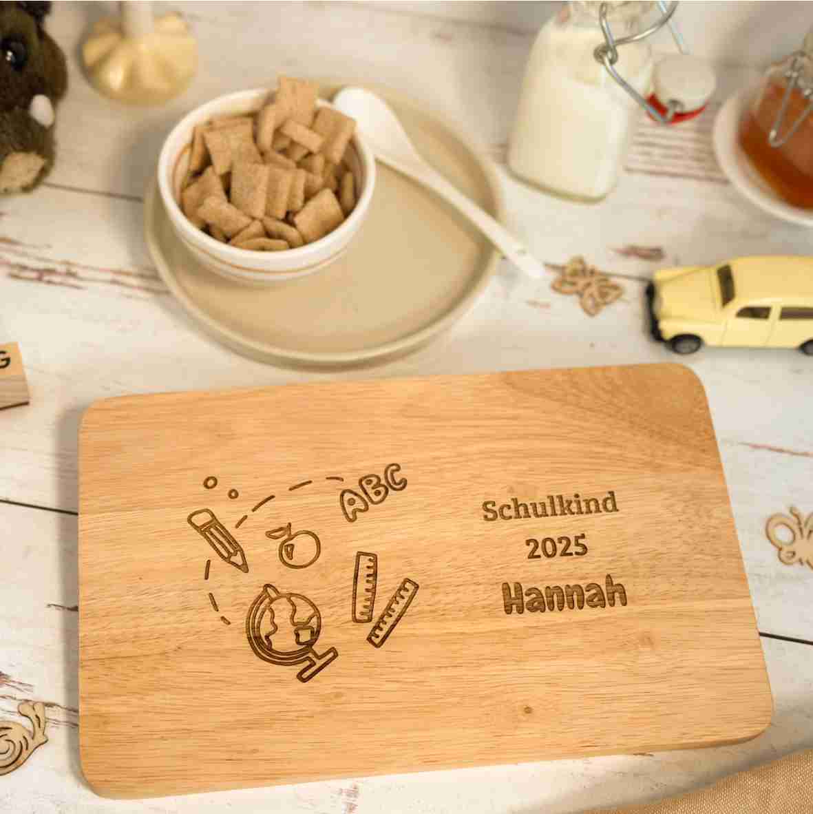 Frühstücksbrett Schulkind 2025 mit Name – Personalisiertes Holzbrett zur Einschulung