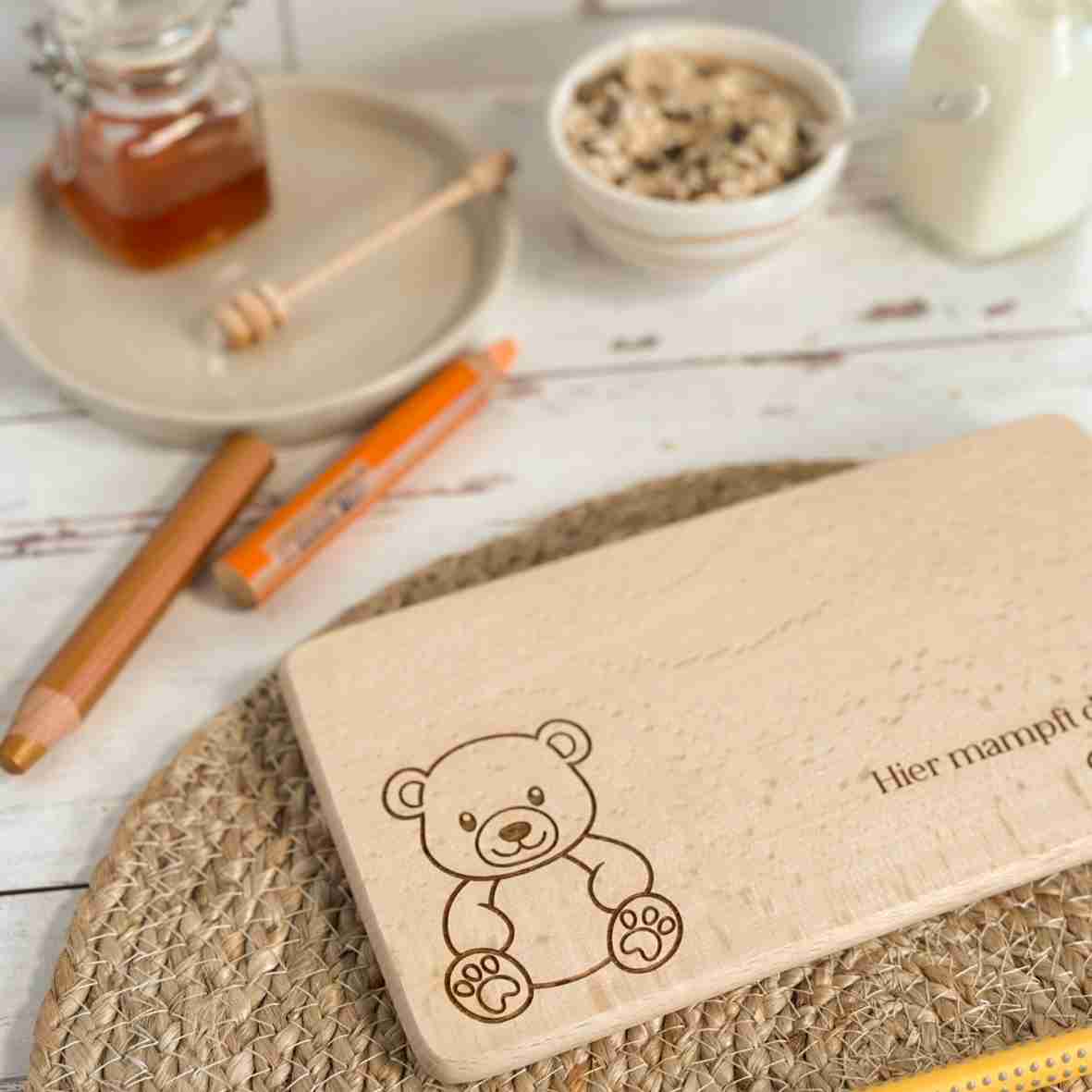 Bären-Frühstücksbrett aus Buchenholz personalisiert