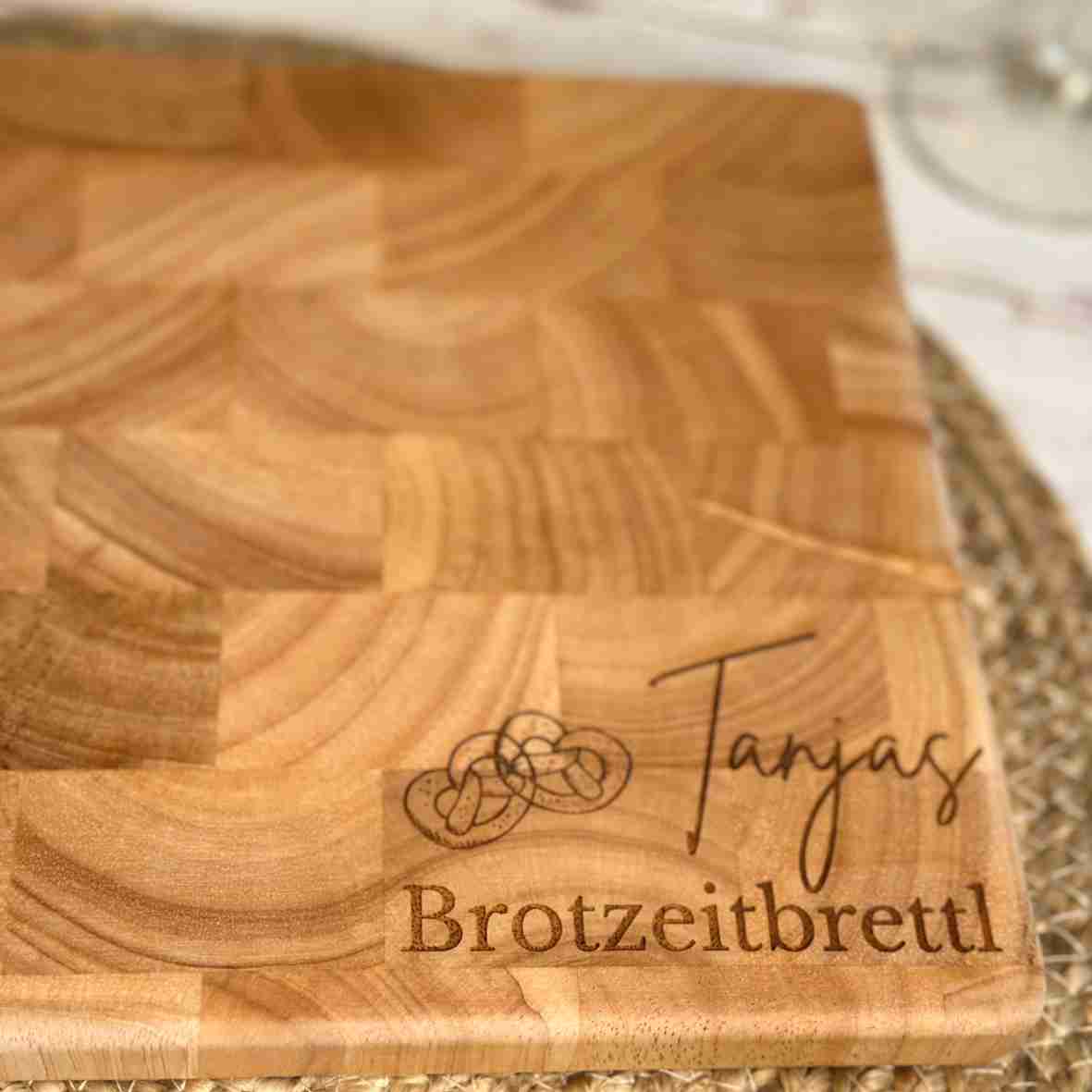 Personalisiertes Stirnholz Schneidebrett Brotzeitbrettl mit Gravur