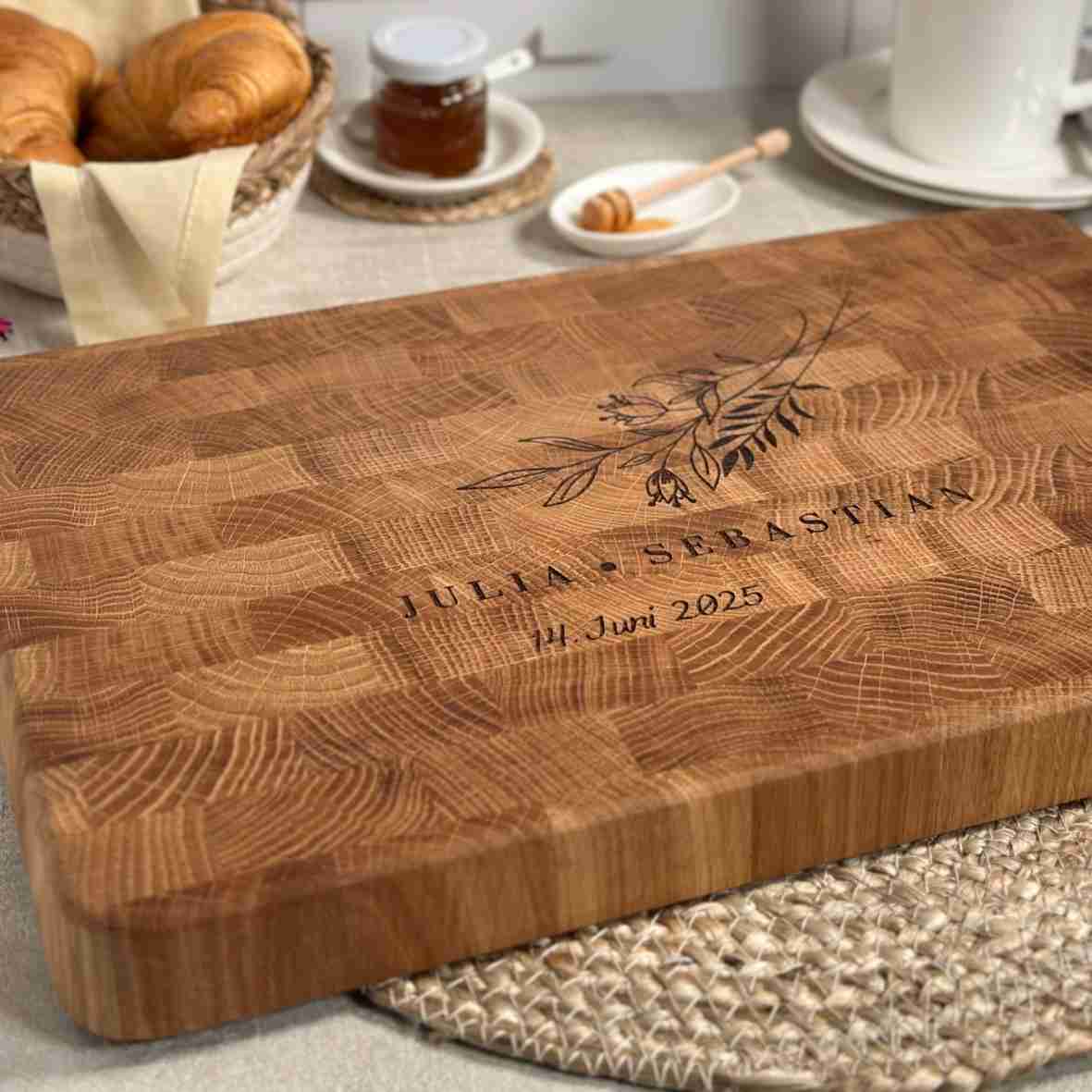 Personalisiertes Schneidebrett aus Eiche Stirnholz mit Gravur, hochwertiges Küchenbrett 38x25x3 cm auf einem gedeckten Frühstückstisch, ideal als Geschenk zur Hochzeit oder zum Einzug