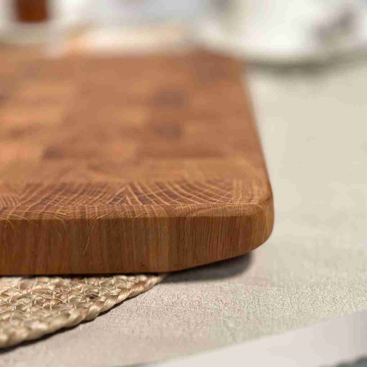 Personalisiertes Schneidebrett aus Eiche Stirnholz mit Gravur, hochwertiges Küchenbrett 38x25x3 cm auf einem gedeckten Frühstückstisch, ideal als Geschenk zur Hochzeit oder zum Einzug