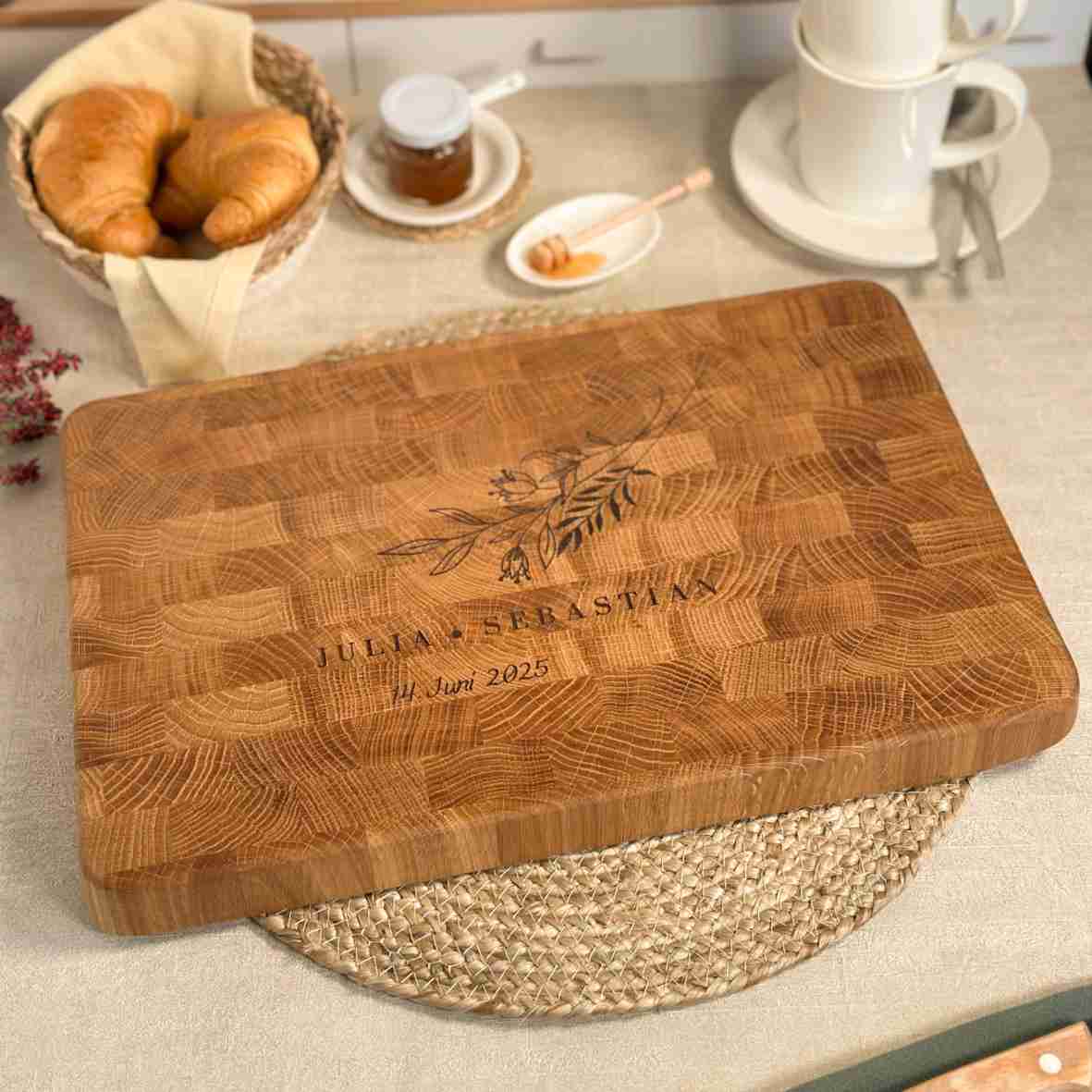 Personalisiertes Schneidebrett aus Eiche Stirnholz mit Gravur, hochwertiges Küchenbrett 38x25x3 cm auf einem gedeckten Frühstückstisch, ideal als Geschenk zur Hochzeit oder zum Einzug