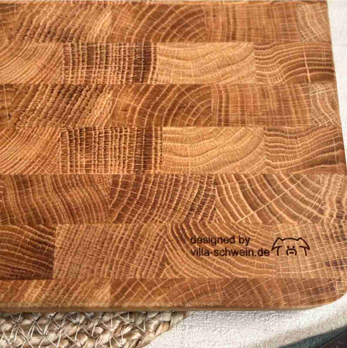 Personalisiertes Schneidebrett aus Eiche-Stirnholz mit gravierten Initialen „SM“, Namen „Sarah & Markus“ und Datum, als elegantes Hochzeitsgeschenk auf hellem gedecktem Tisch.