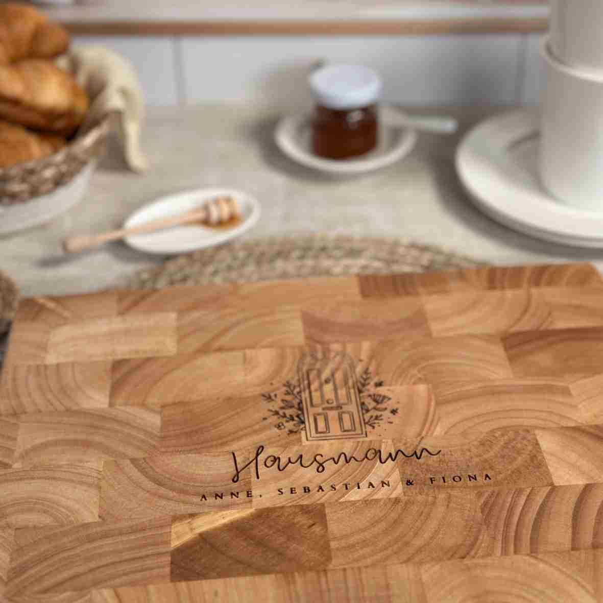 Personalisiertes Schneidebrett mit Türgravur – Geschenk zum Hauskauf