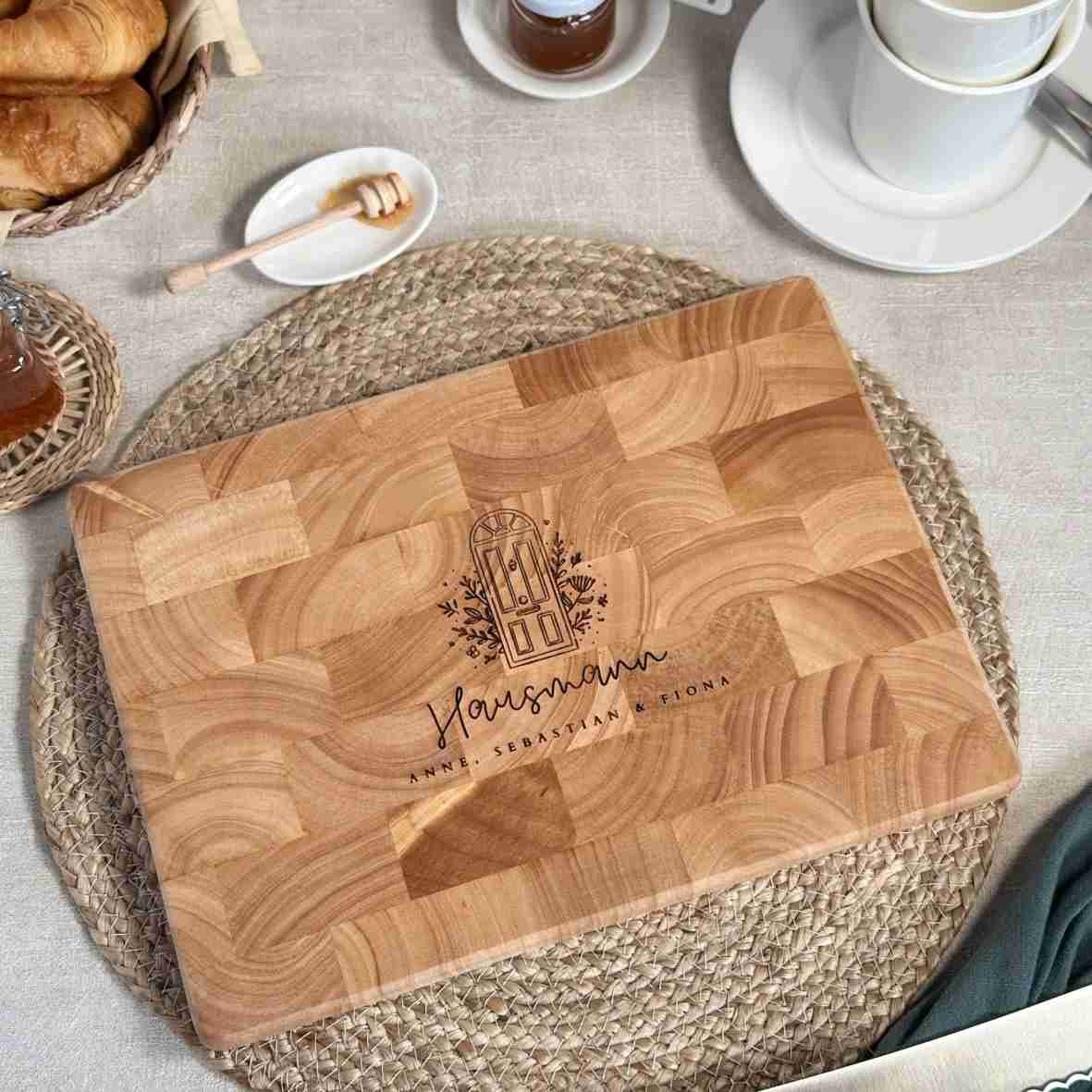 Personalisiertes Schneidebrett mit Türgravur – Geschenk zum Hauskauf