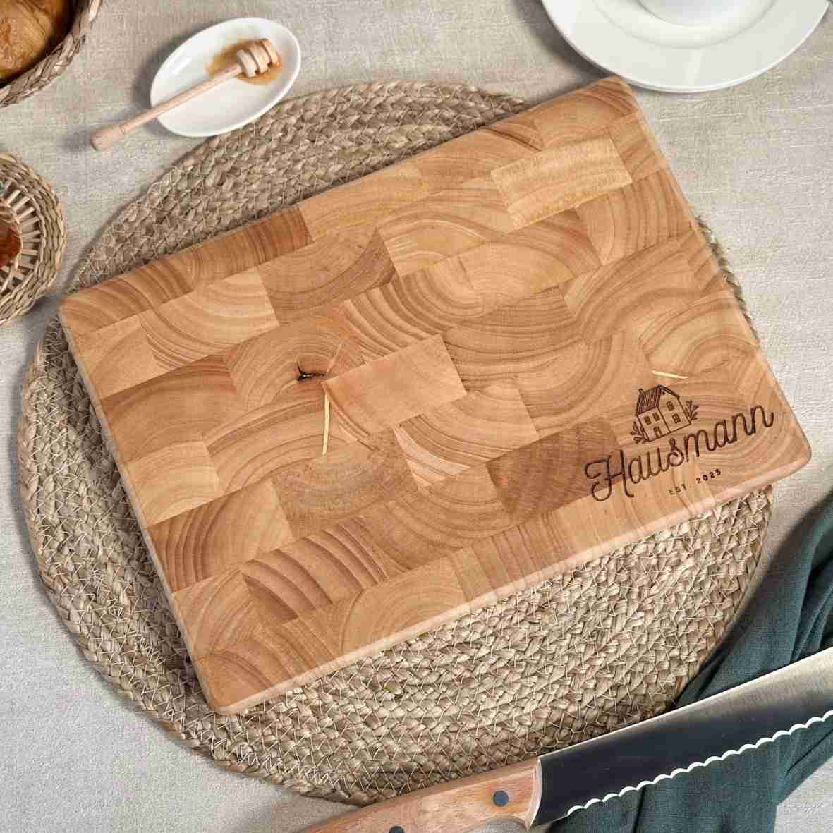 Personalisierbares Schneidebrett aus Stirnholz mit Haus-Gravur und Familiennamen – Geschenk zum Einzug oder Hauskauf