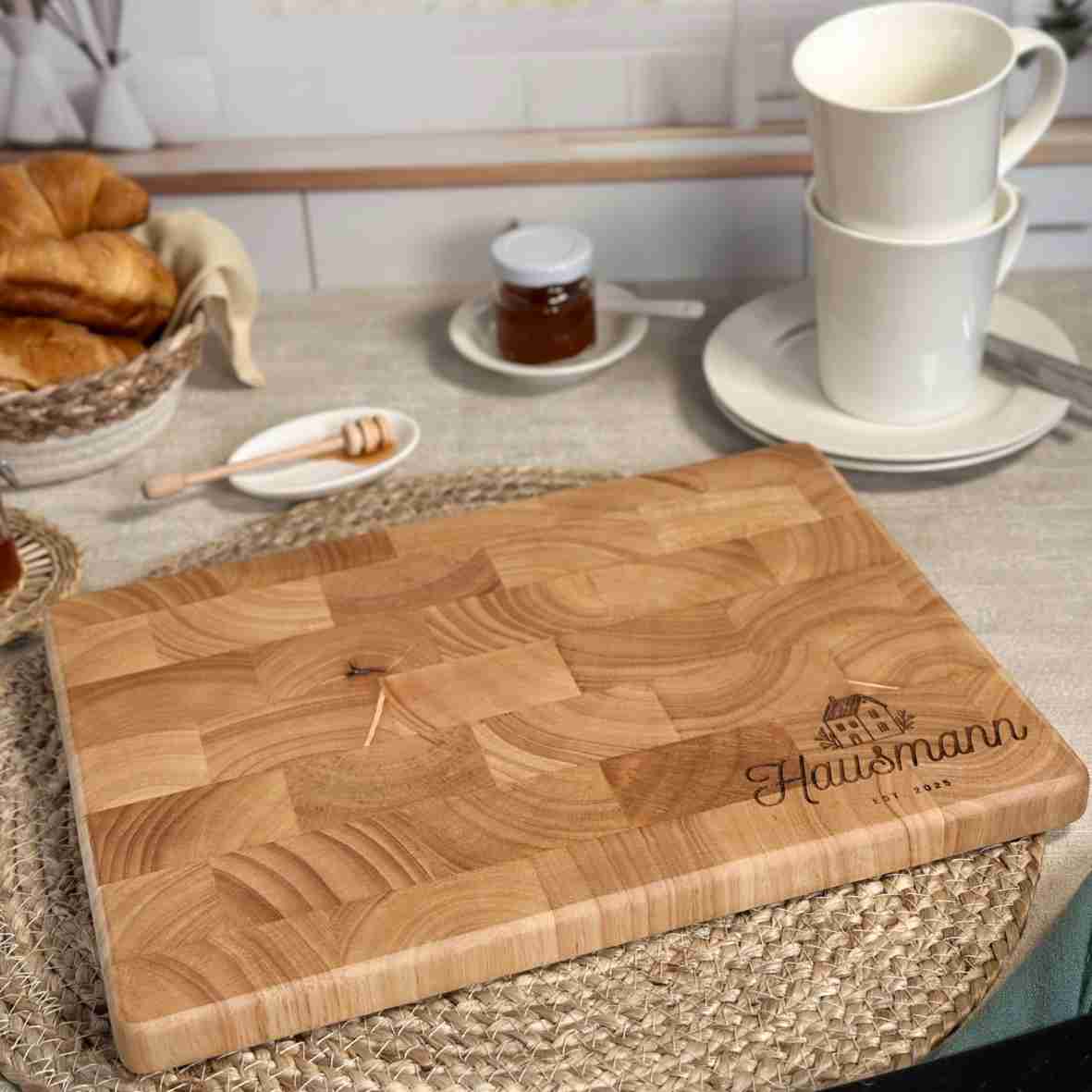 Personalisierbares Schneidebrett aus Stirnholz mit Haus-Gravur und Familiennamen – Geschenk zum Einzug oder Hauskauf