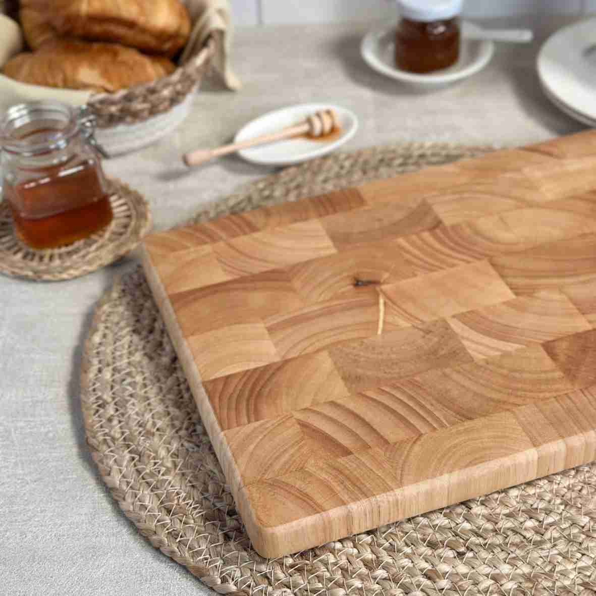 Personalisierbares Schneidebrett aus Stirnholz mit Haus-Gravur und Familiennamen – Geschenk zum Einzug oder Hauskauf