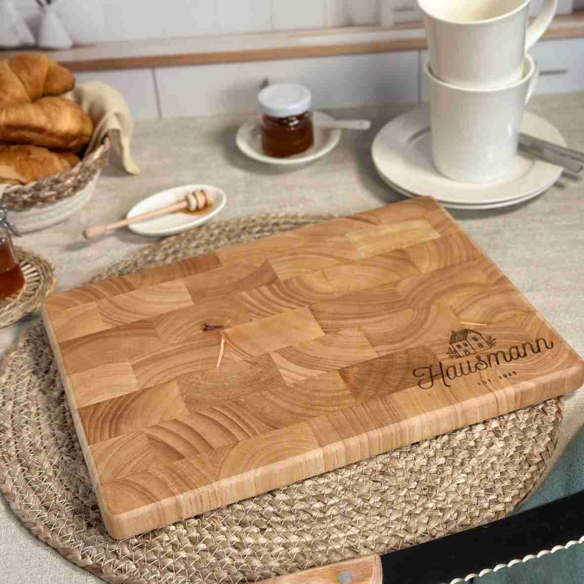 Personalisierbares Schneidebrett aus Stirnholz mit Haus-Gravur und Familiennamen – Geschenk zum Einzug oder Hauskauf