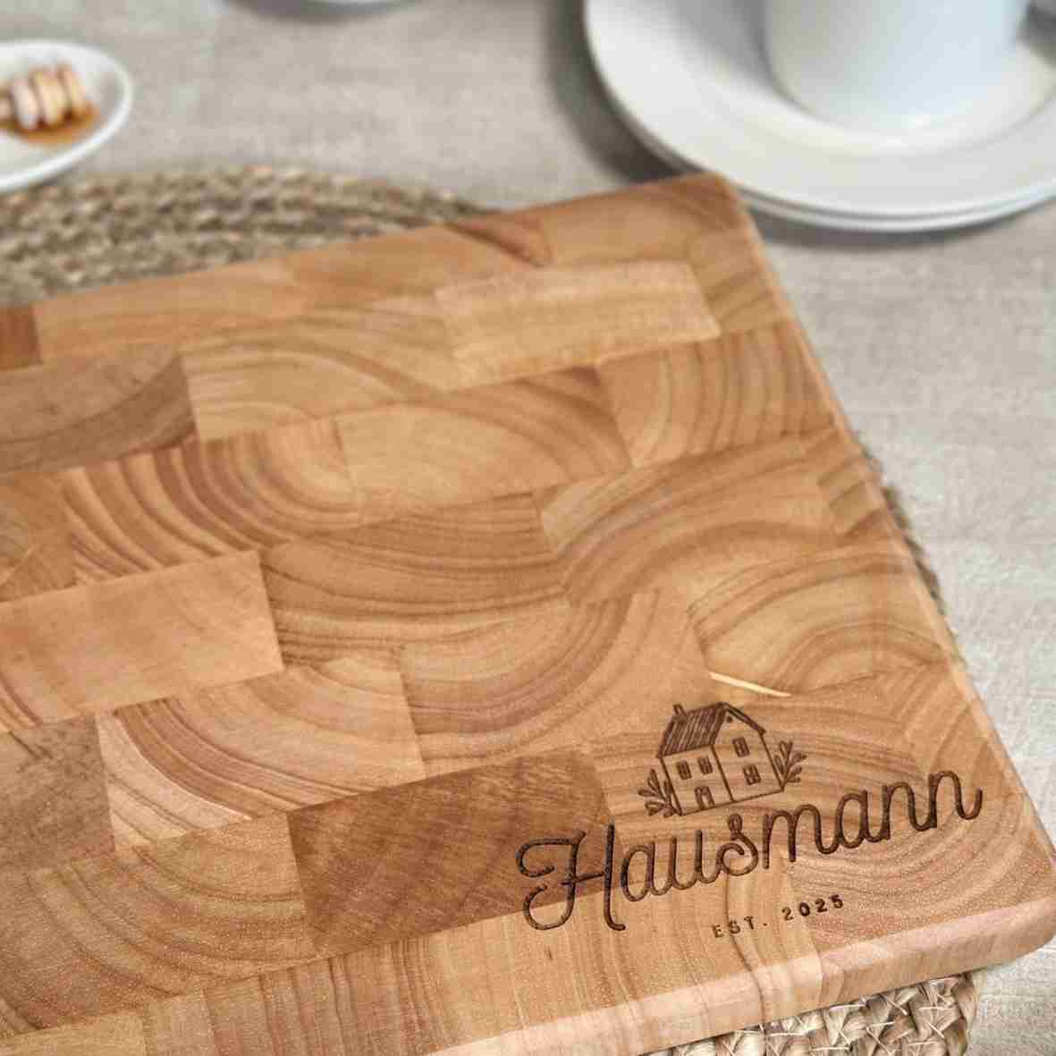 Personalisierbares Schneidebrett aus Stirnholz mit Haus-Gravur und Familiennamen – Geschenk zum Einzug oder Hauskauf