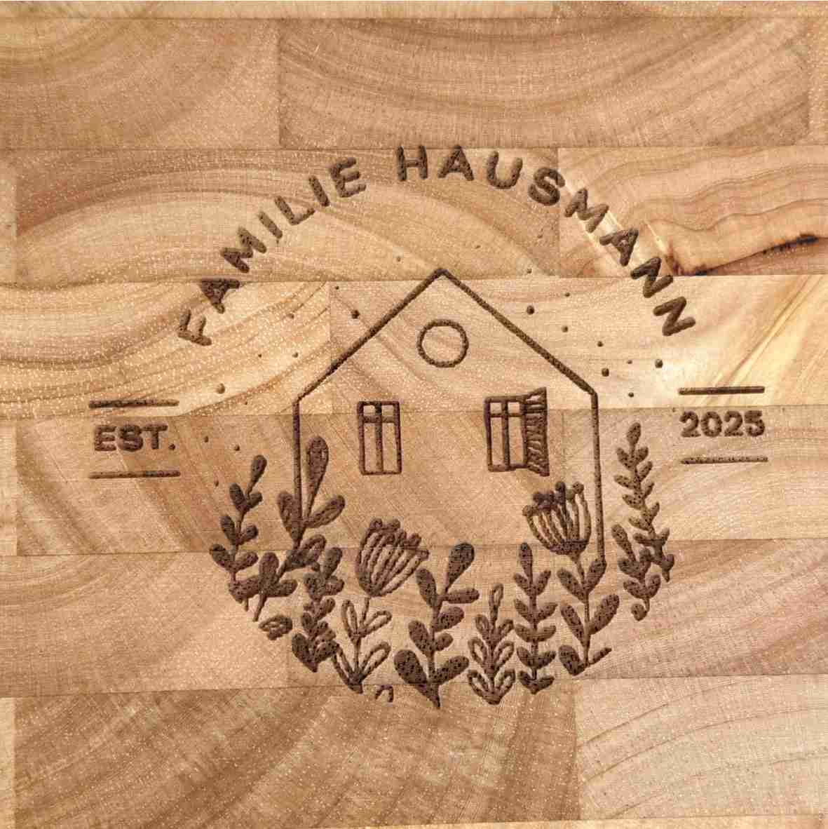 Personalisiertes Schneidebrett mit Hausgravur und Familiennamen – Geschenk zum Hauskauf & Einzug