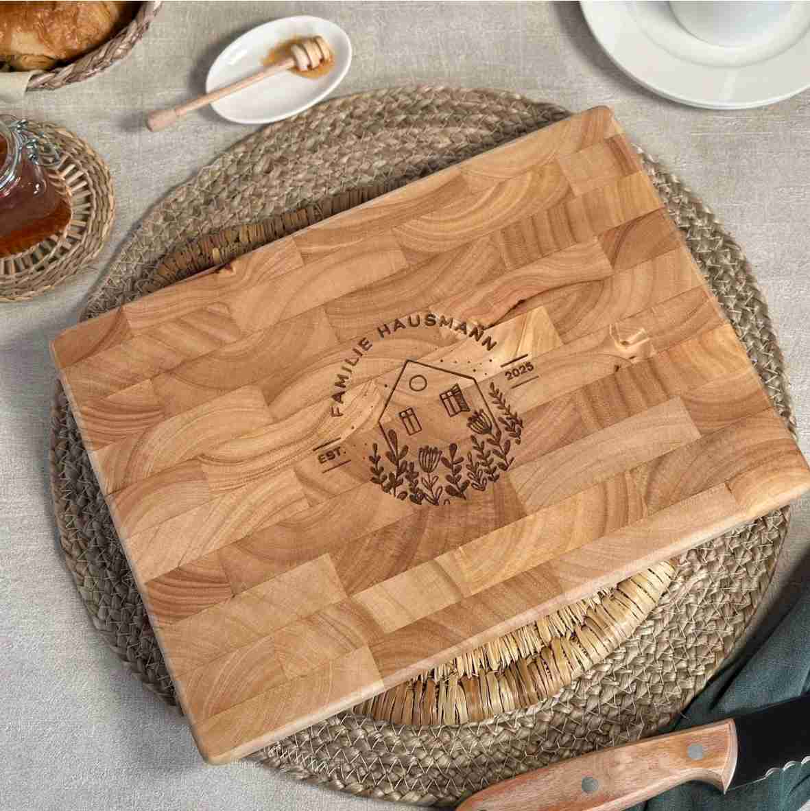 Personalisiertes Schneidebrett mit Hausgravur und Familiennamen – Geschenk zum Hauskauf & Einzug