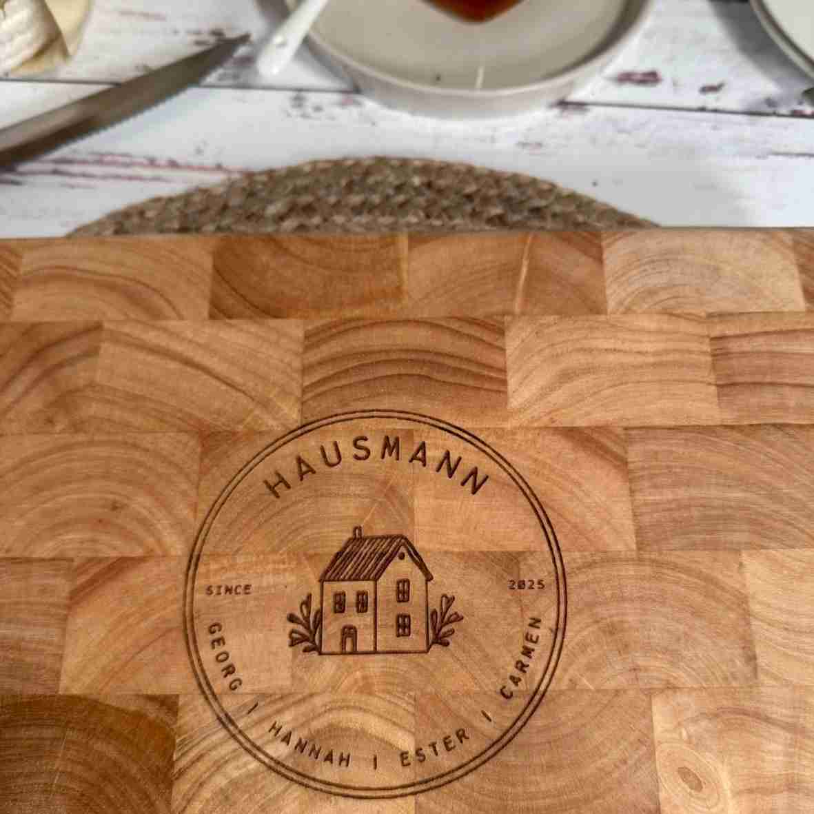 Personalisierte Schneidebrett aus Stirnholz mit Hausgravur und Familiennamen