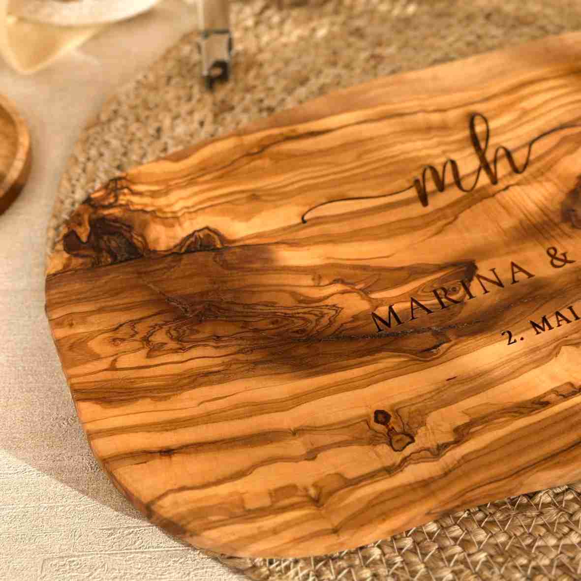 Graviertes Olivenholzbrett mit Initialen, Namen „Marina & Heinz“ und Datum „2. Mai 2025“ – personalisiertes Geschenk zur Hochzeit oder Einweihung.