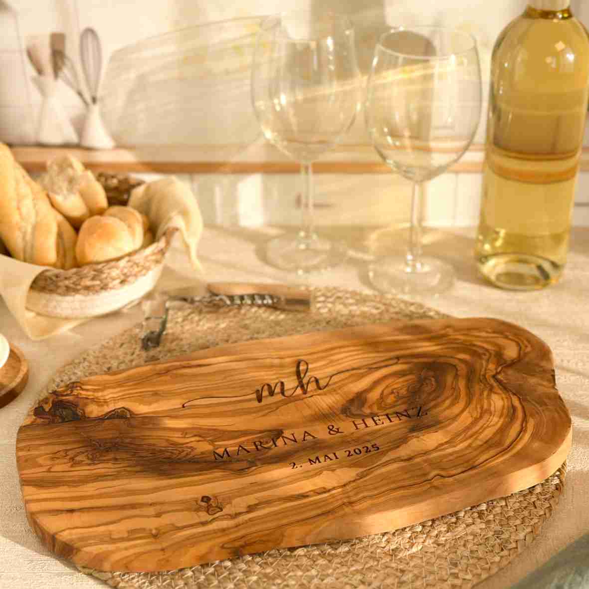 Graviertes Olivenholzbrett mit Initialen, Namen „Marina & Heinz“ und Datum „2. Mai 2025“ – personalisiertes Geschenk zur Hochzeit oder Einweihung.