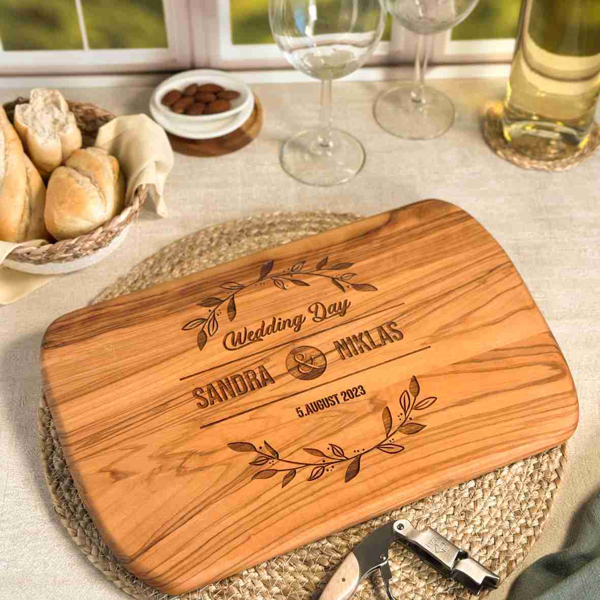 Schneidebrett Olivenholz Hochzeit – personalisiert