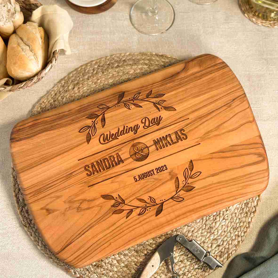 Schneidebrett Olivenholz Hochzeit – personalisiert