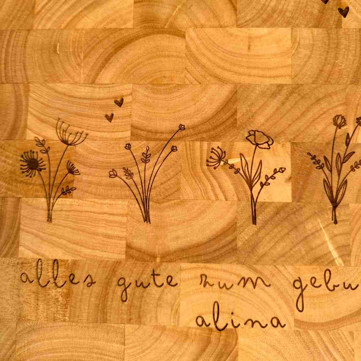 Graviertes Schneidebrett mit Blumen