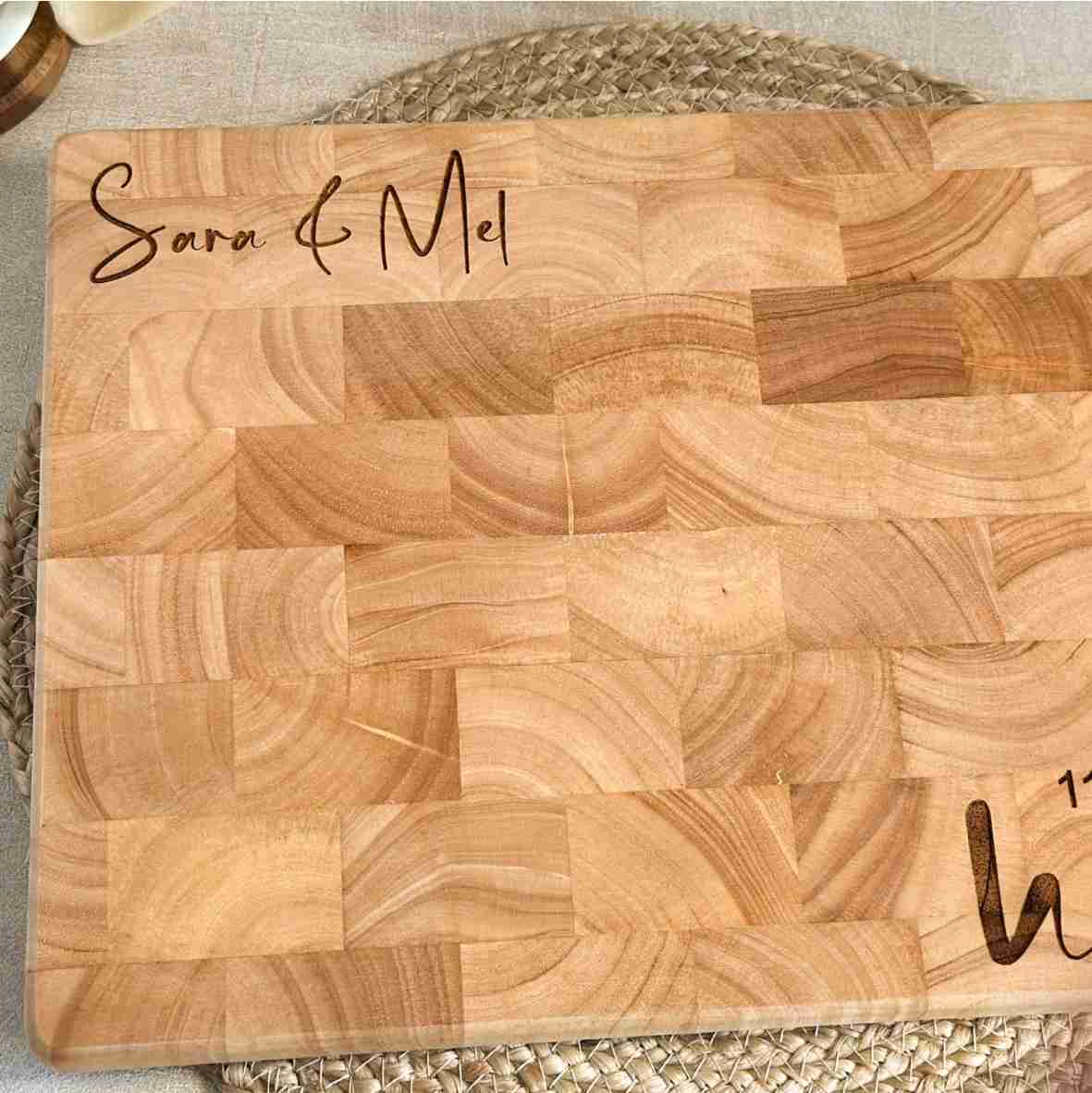 Personalisiertes Schneidebrett aus Stirnholz mit graviertem „home“-Motiv, individuellen Namen und GPS-Koordinaten als einzigartiges Geschenk.