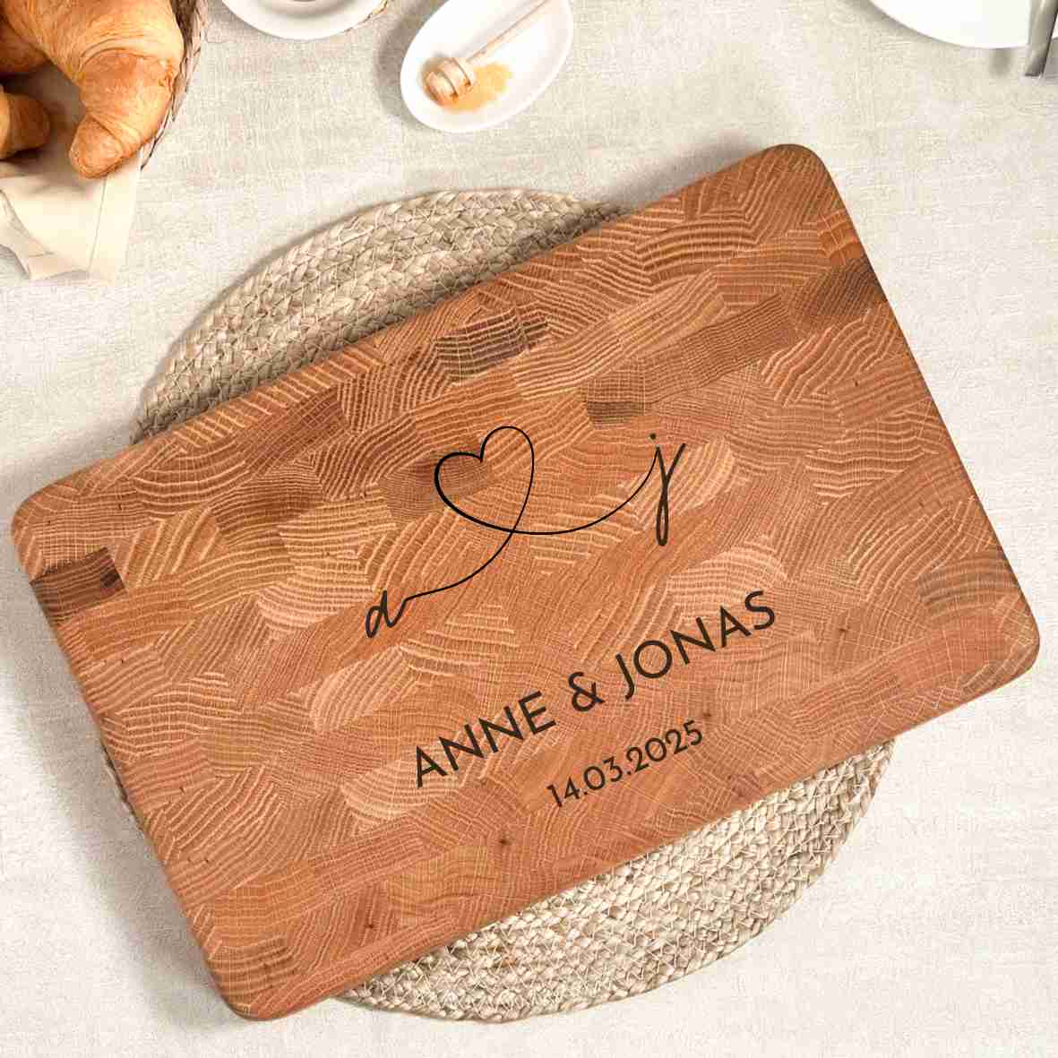 Graviertes Schneidebrett aus Eichen-Stirnholz mit Herzmotiv, Namen und Hochzeitsdatum – personalisiertes Geschenk zur Hochzeit