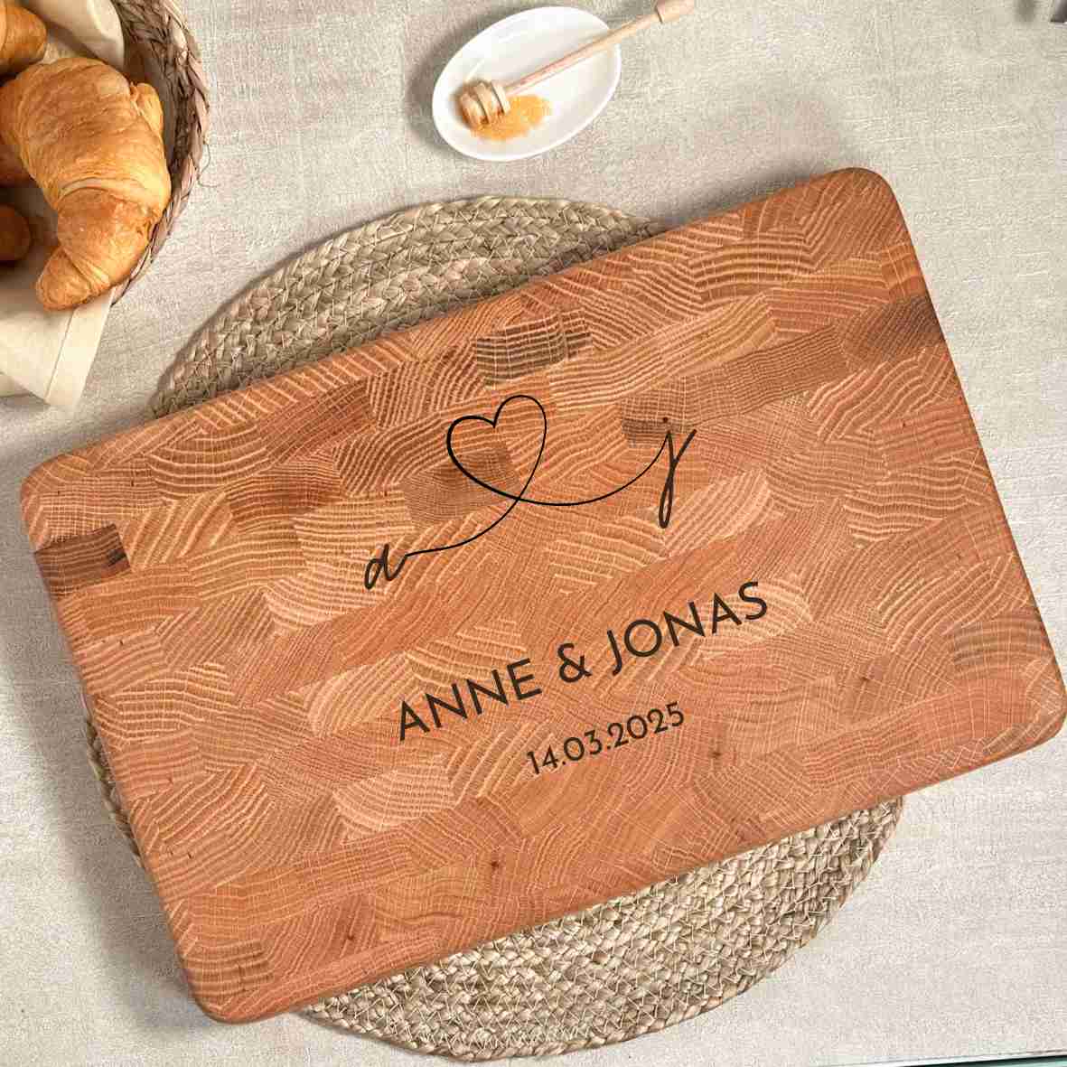 Graviertes Schneidebrett aus Eichen-Stirnholz mit Herzmotiv, Namen und Hochzeitsdatum – personalisiertes Geschenk zur Hochzeit