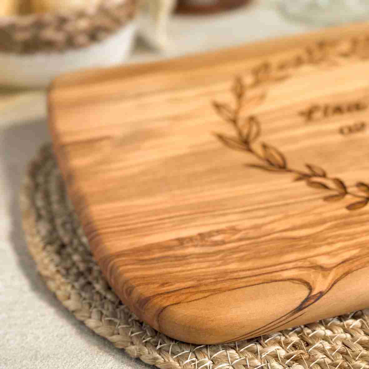 Personalisiertes Schneidebrett aus Olivenholz mit floralem Kranz, graviertem Namen „Lisa & Jan“ und Datum – romantisches Geschenk zur Hochzeit oder Verlobung.