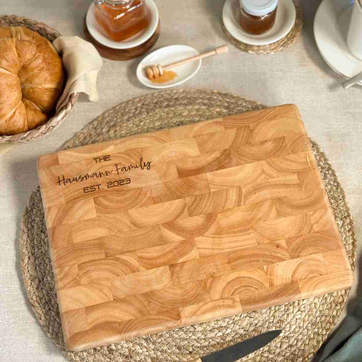 Personalisiertes Schneidebrett Stirnholz Family zur Hochzeit.