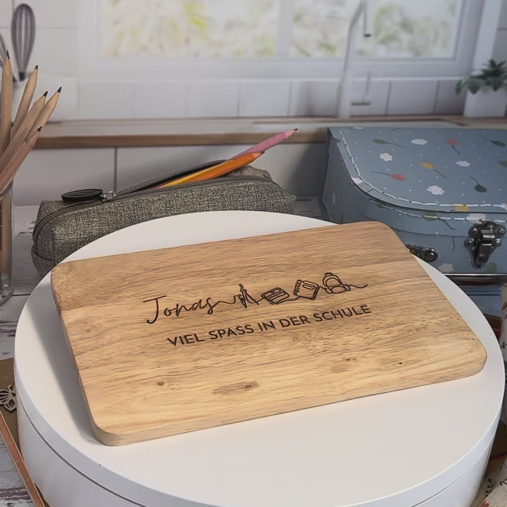 Holz-Frühstücksbrett zur Einschulung mit Name.