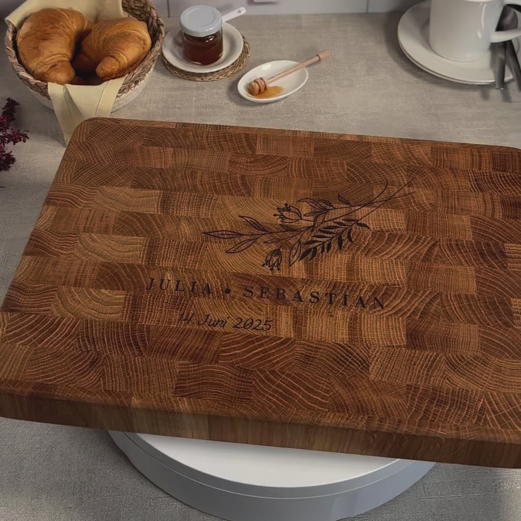 Personalisiertes Schneidebrett aus Eiche Stirnholz mit Gravur, hochwertiges Küchenbrett 38x25x3 cm auf einem gedeckten Frühstückstisch, ideal als Geschenk zur Hochzeit oder zum Einzug