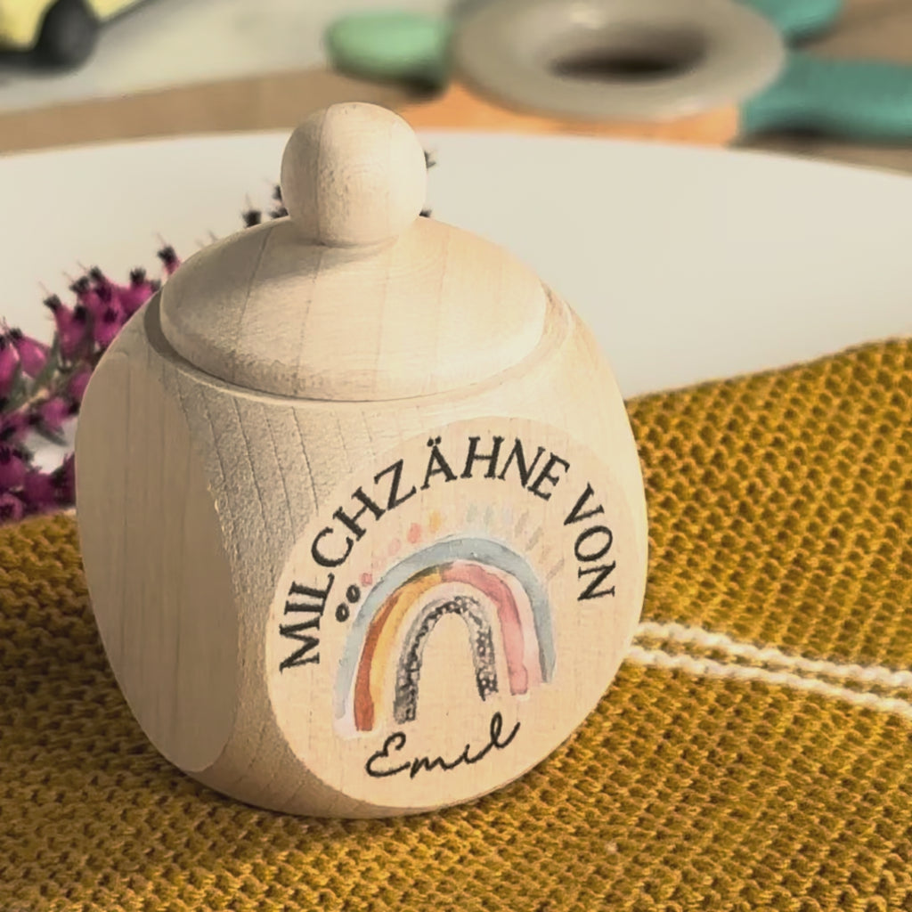 Personalisierte Milchzahndose aus Holz mit Boho-Regenbogen