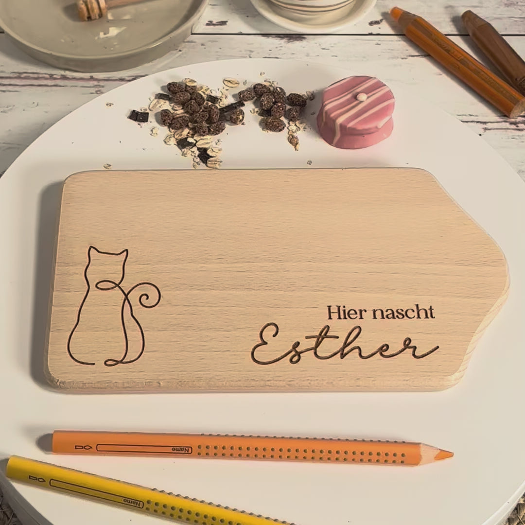 Buchenholz-Frühstücksbrett mit Line-Art-Katze und Namen