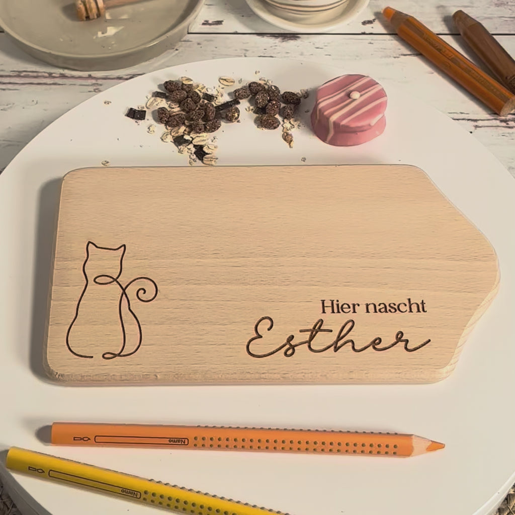 Buchenholz-Frühstücksbrett mit Line-Art-Katze und Namen