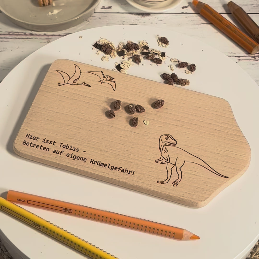 Buchenholz-Frühstücksbrett mit Dino-Gravur und Namen