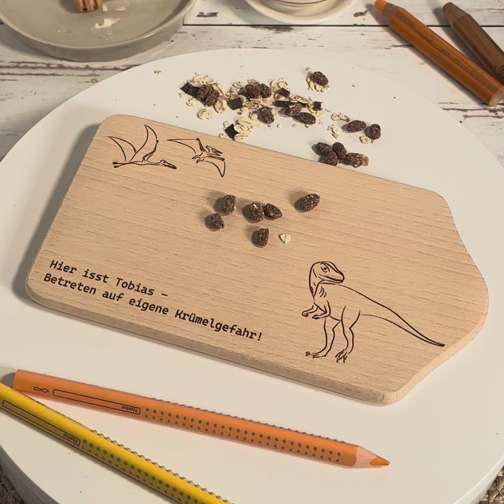 Buchenholz-Frühstücksbrett mit Dino-Gravur und Namen