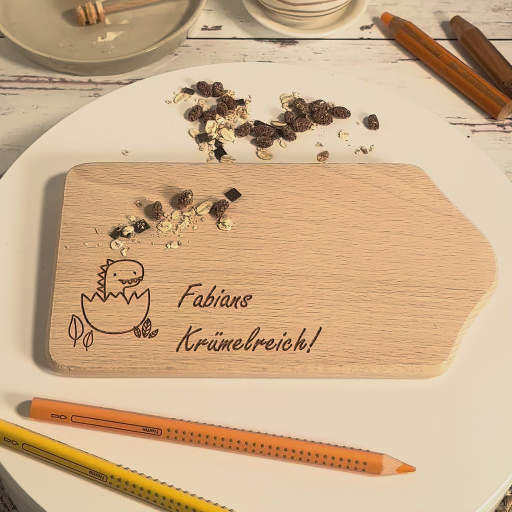 Buchenholz-Frühstücksbrett mit Dino-Baby und Namen