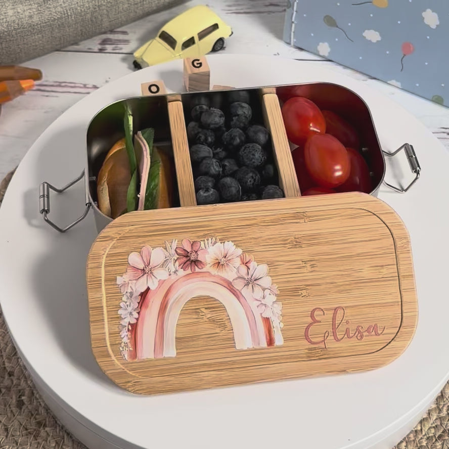 Personalisierte Edelstahl-Brotdose mit Bambusdeckel, Boho-Regenbogen-Motiv und Name „Elisa“.