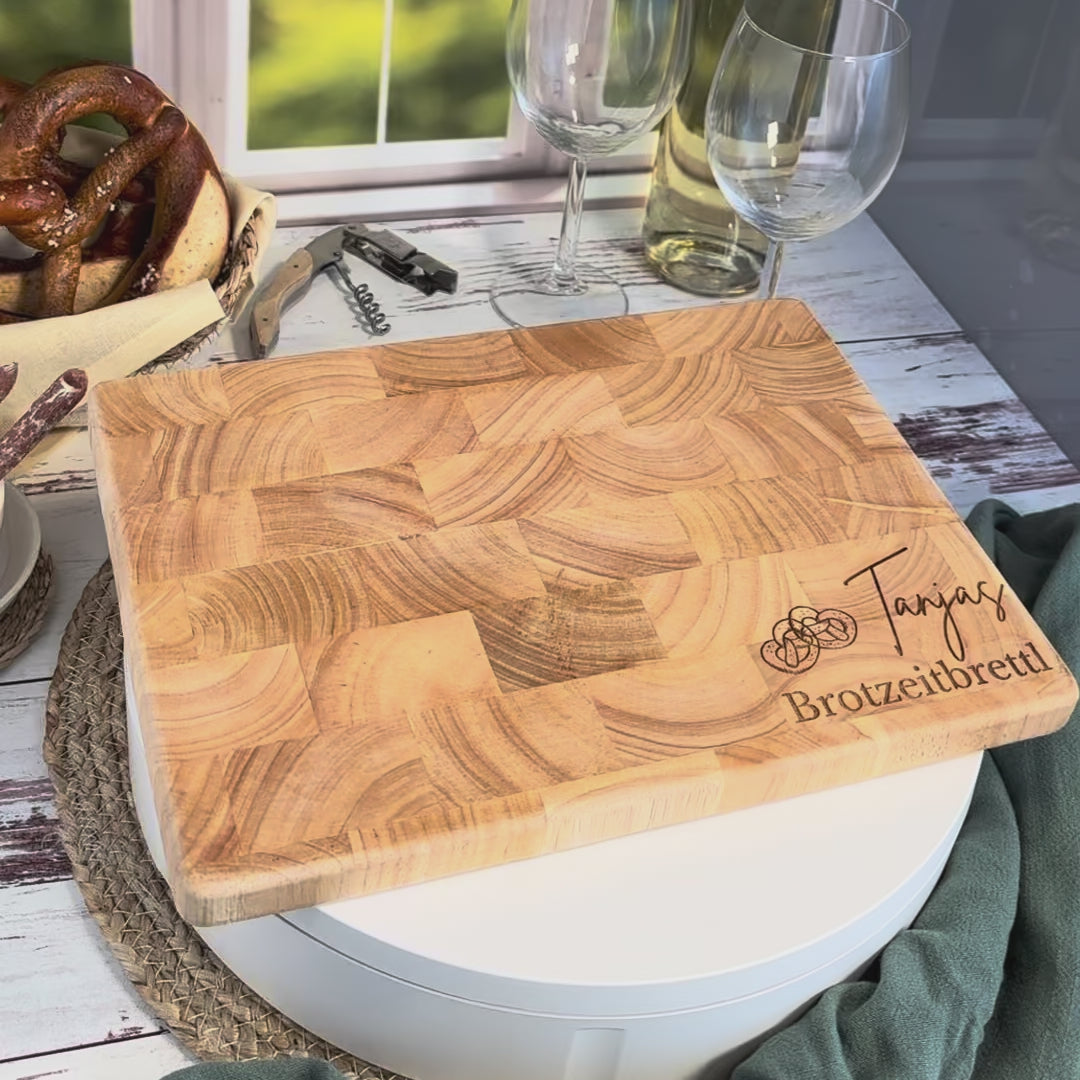 Personalisiertes Stirnholz Schneidebrett Brotzeitbrettl mit Gravur