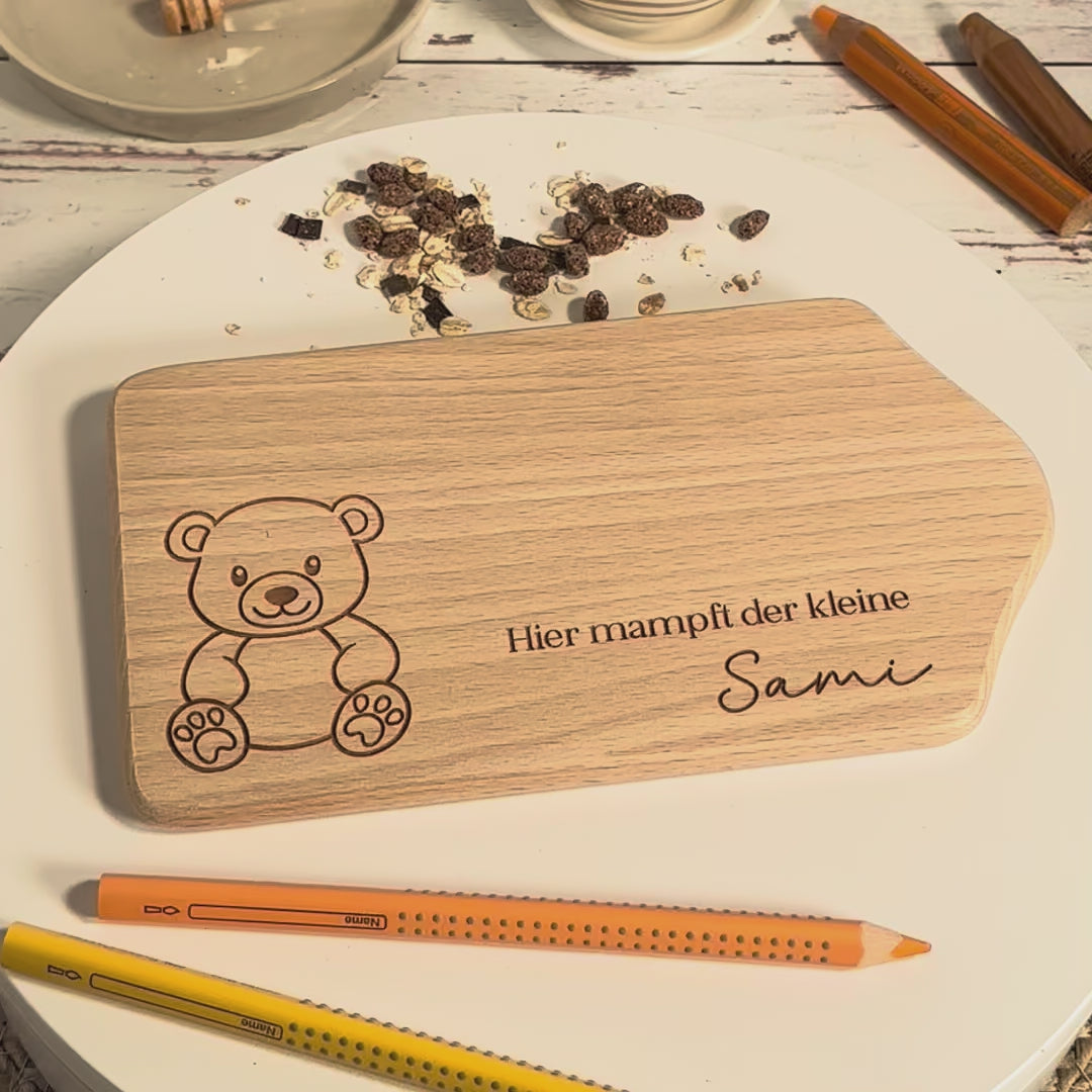 Frühstücksbrett in Kapellenform mit Teddybär-Gravur