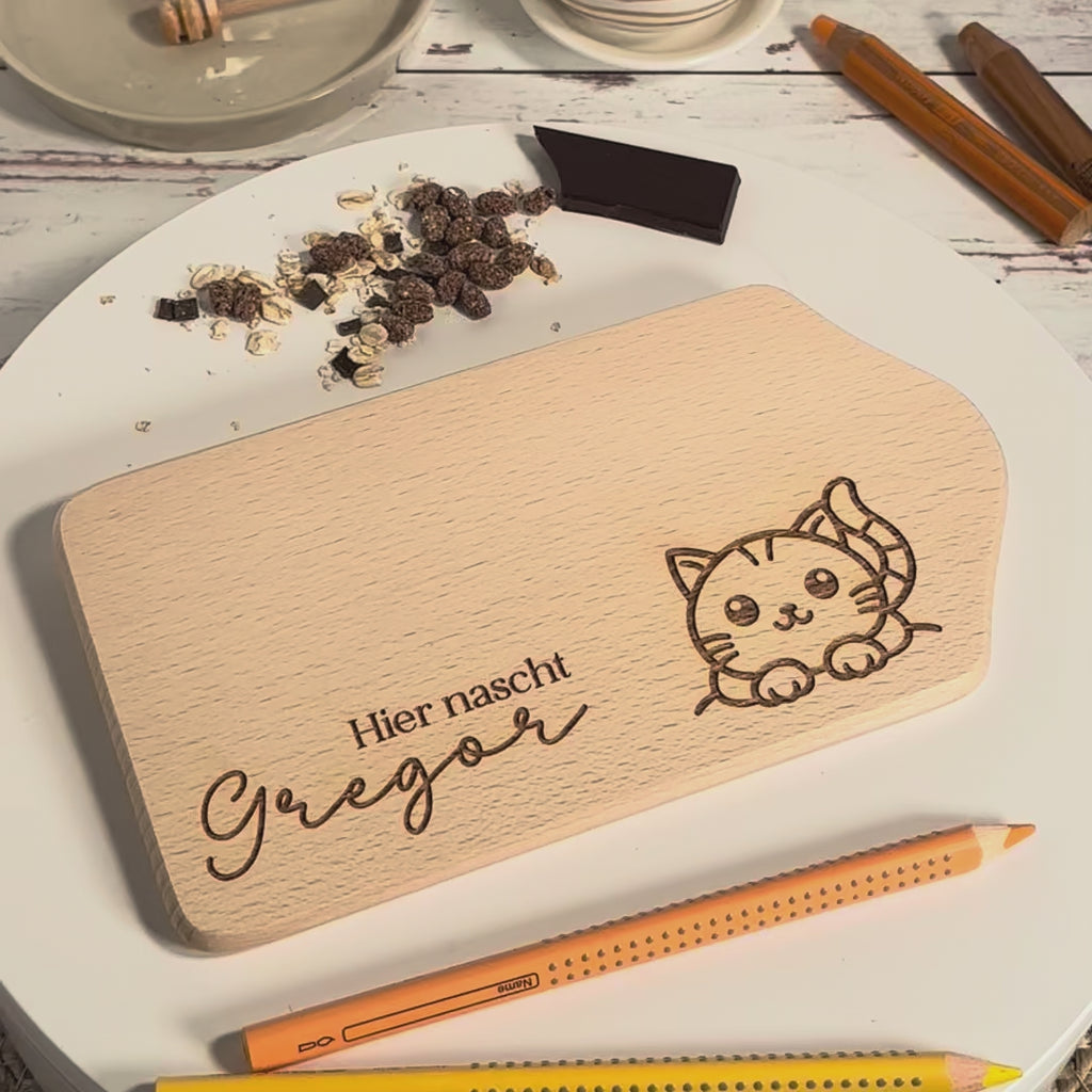 Buchenholz-Frühstücksbrett mit Katzen-Gravur und Namen
