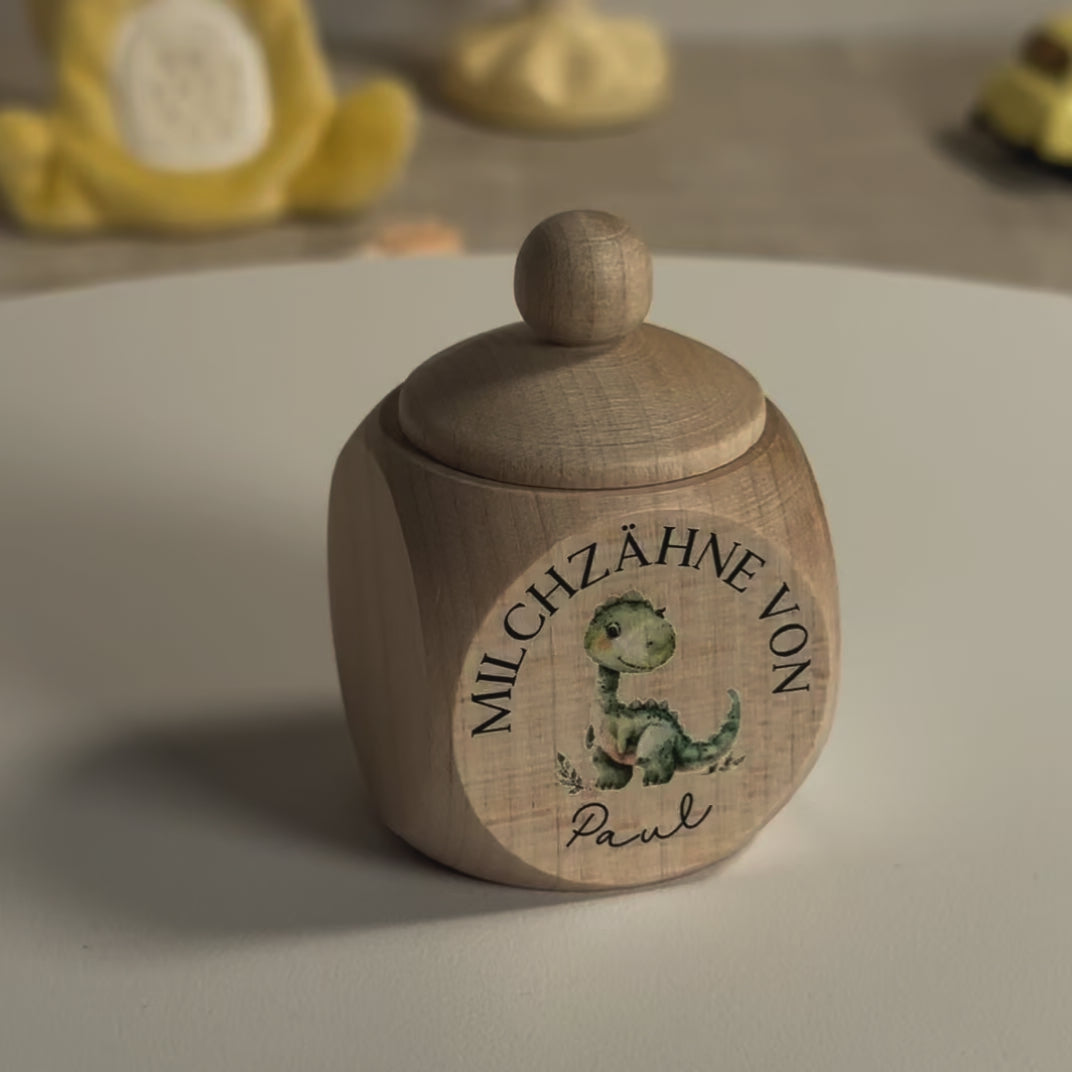 Personalisierte Milchzahndose aus naturbelassenem Ahornholz mit niedlichem grünem Dinosaurier und Wunschname, perfektes Zahnfee-Geschenk für Jungen und Mädchen.