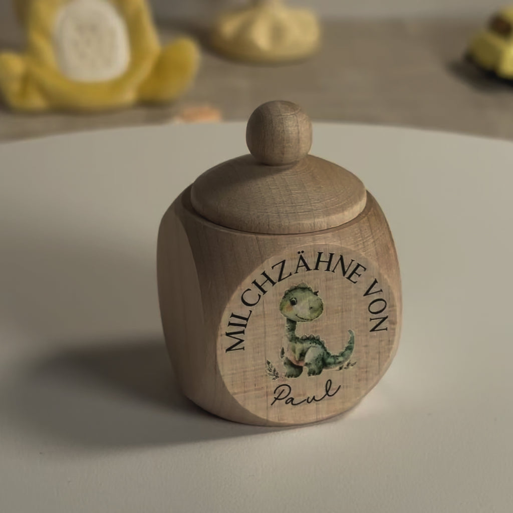 Personalisierte Milchzahndose aus naturbelassenem Ahornholz mit niedlichem grünem Dinosaurier und Wunschname, perfektes Zahnfee-Geschenk für Jungen und Mädchen.