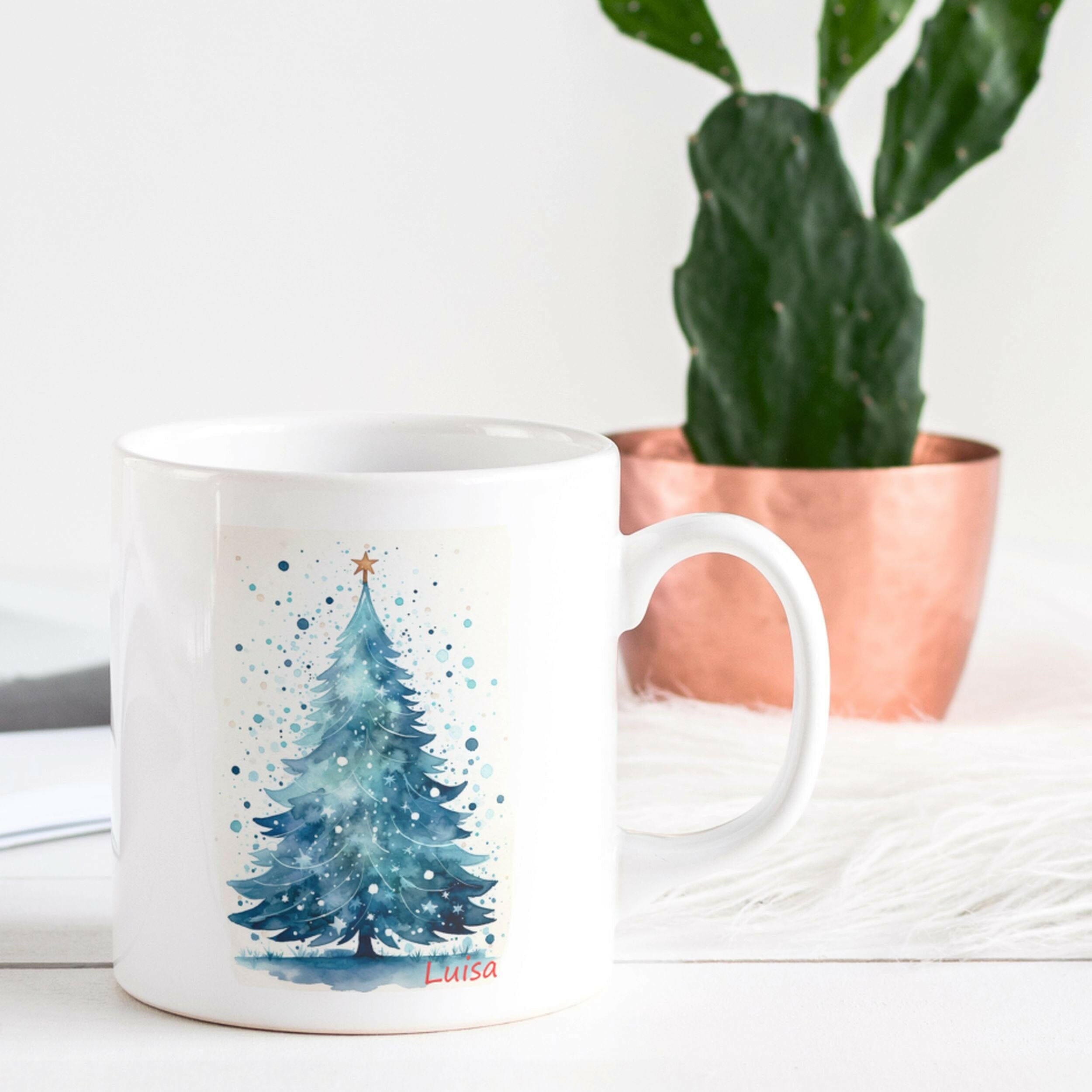 Keramikbecher, bedruckt mit Weihnachtsbaum-blau-Grafik und Wunschnamen.