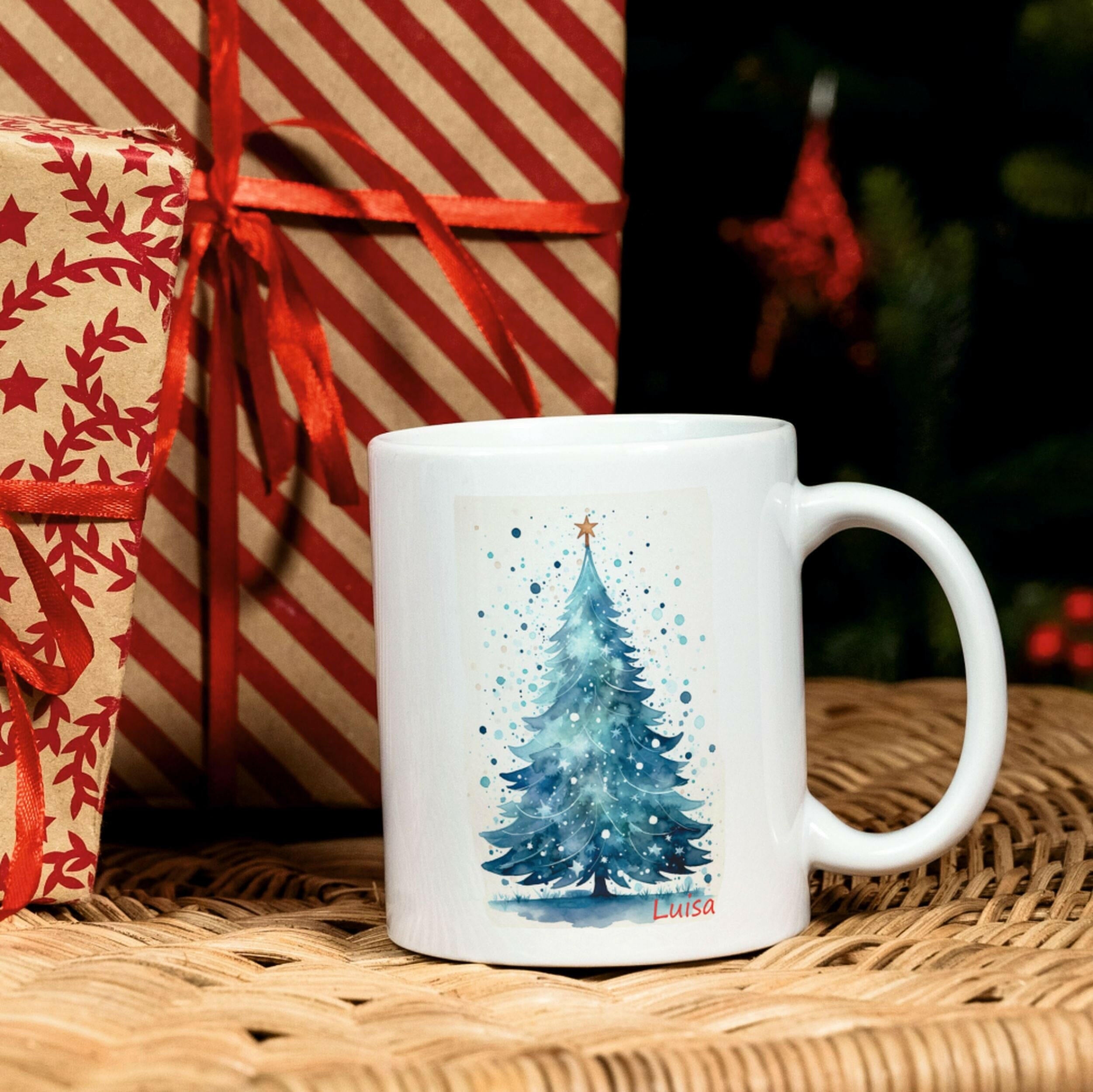 Keramikbecher, bedruckt mit Weihnachtsbaum-blau-Grafik und Wunschnamen.
