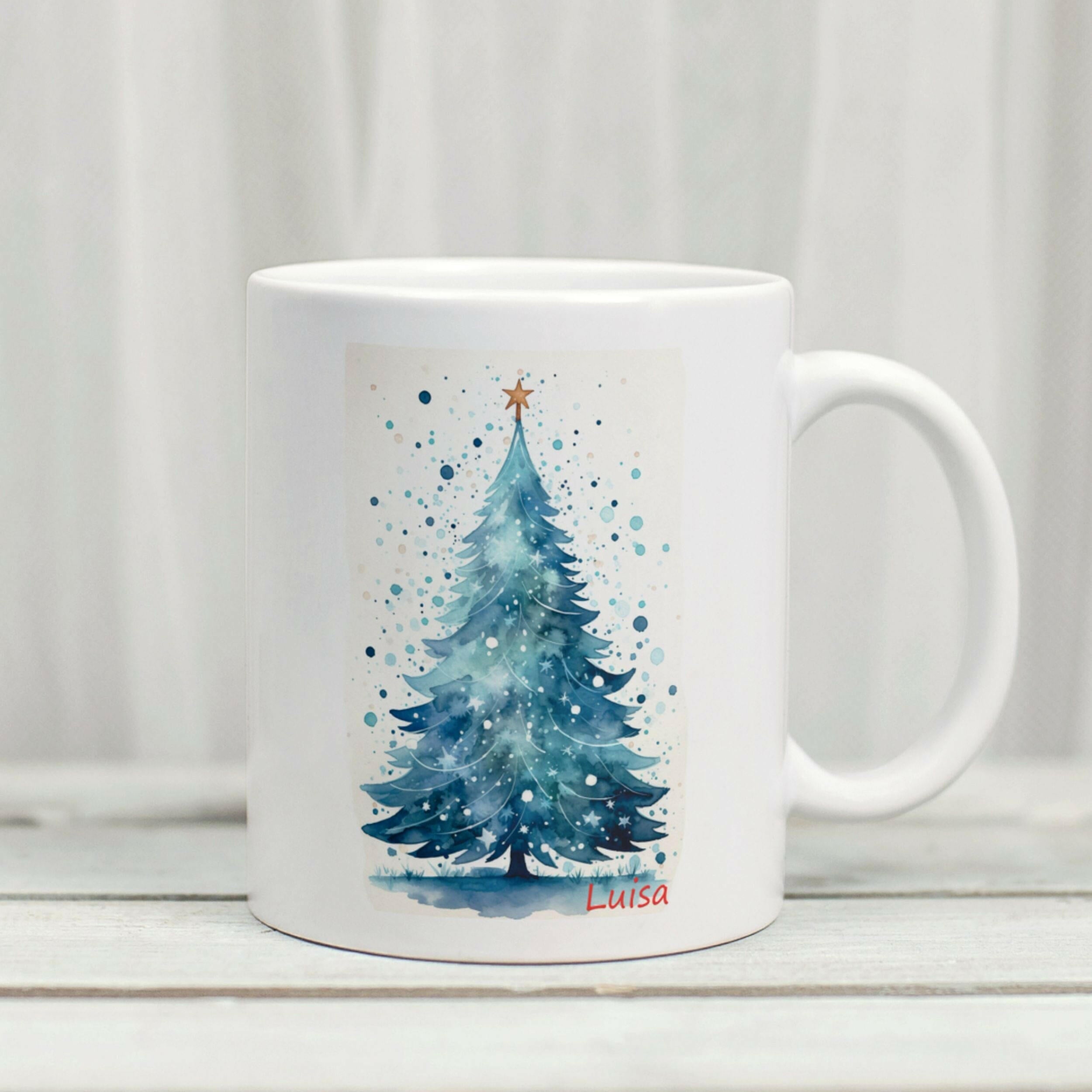 Keramikbecher, bedruckt mit Weihnachtsbaum-blau-Grafik und Wunschnamen.
