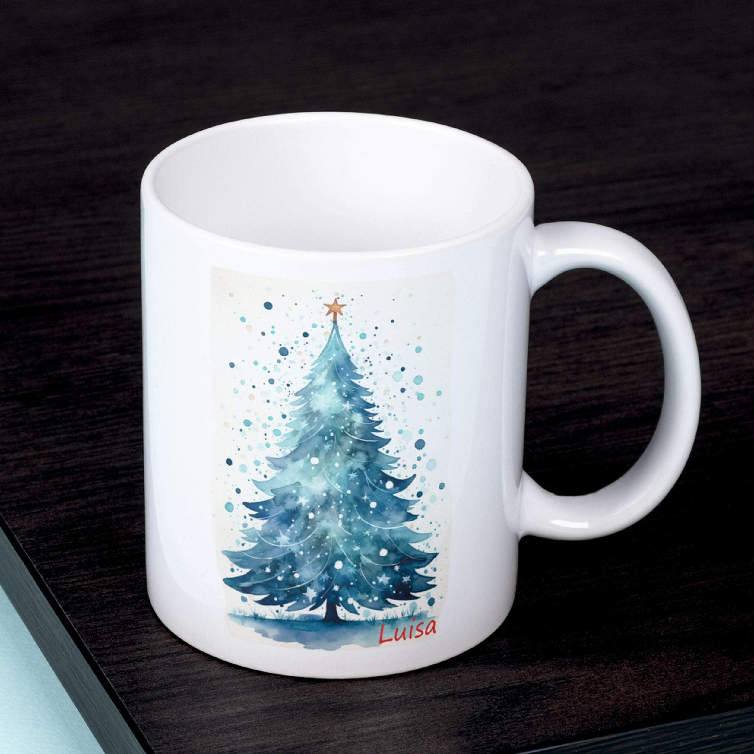 Keramikbecher, bedruckt mit Weihnachtsbaum-blau-Grafik und Wunschnamen.